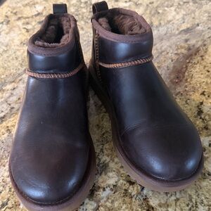 Ugg classic ultra mini LTHR REGEN 
BOOT